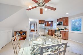 Cozy Dix Hills Apt w/ Deck ~ 7 Mi to Beach!