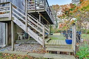 Cozy Dix Hills Apt w/ Deck ~ 7 Mi to Beach!