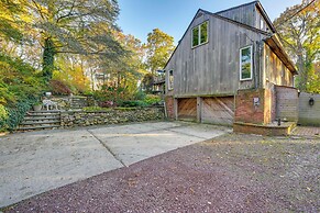 Cozy Dix Hills Apt w/ Deck ~ 7 Mi to Beach!