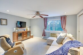 Cozy Dix Hills Apt w/ Deck ~ 7 Mi to Beach!