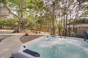 Charming Canyon Lake Cottage w/ Pool & BBQ Pit!