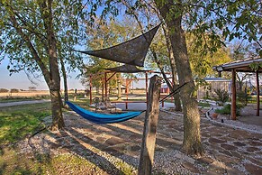 Charming Gainesville Retreat: Barn, Horses Welcome