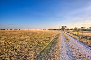 Charming Gainesville Retreat: Barn, Horses Welcome