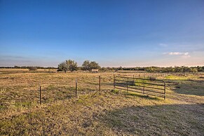 Charming Gainesville Retreat: Barn, Horses Welcome