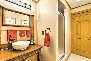 Black Mountain Cabin w/ Screened Porch + Views!