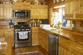 Cozy Immaculate Cabin - Peaceful Retreat!