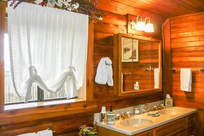 Cozy Immaculate Cabin - Peaceful Retreat!