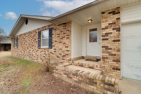Henderson Home w/ Patio: 1 Mi to Norfork Lake