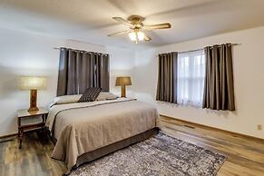 Henderson Home w/ Patio: 1 Mi to Norfork Lake