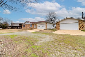 Henderson Home w/ Patio: 1 Mi to Norfork Lake