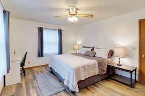 Henderson Home w/ Patio: 1 Mi to Norfork Lake