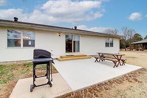 Henderson Home w/ Patio: 1 Mi to Norfork Lake