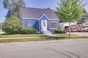 Cozy Wisconsin Abode: Walk to Lake Michigan!