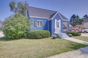 Cozy Wisconsin Abode: Walk to Lake Michigan!