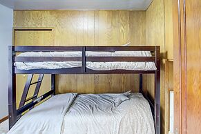 Cozy Wisconsin Abode: Walk to Lake Michigan!