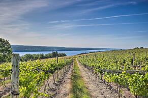 Finger Lakes Farm Retreat: Walk to Wineries!