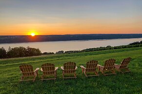 Finger Lakes Farm Retreat: Walk to Wineries!