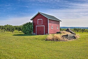 Finger Lakes Farm Retreat: Walk to Wineries!
