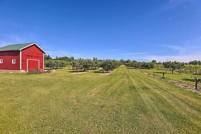 Finger Lakes Farm Retreat: Walk to Wineries!