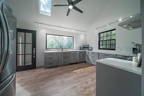 Mtn Views: Colonial Home on Kingdom Trails!