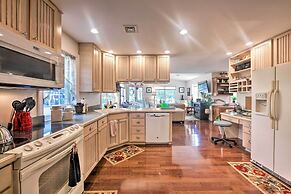 9 Mi to Midtown Harrisburg: Cottage w/ Deck