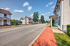 9 Mi to Midtown Harrisburg: Cottage w/ Deck