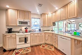 9 Mi to Midtown Harrisburg: Cottage w/ Deck