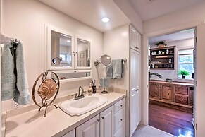 9 Mi to Midtown Harrisburg: Cottage w/ Deck