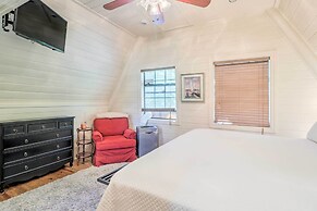 Lake Martin Cabin w/ Luxury Dock & Kayaks!