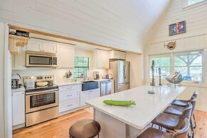 Lake Martin Cabin w/ Luxury Dock & Kayaks!