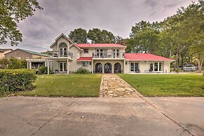 Modern Lake Conroe House w/ Lakefront Park & Deck!