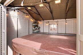 Pet-friendly Bend Home w/ Hot Tub & Patio!