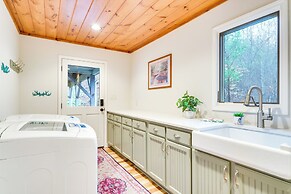 Nebo Home w/ Hot Tub: Wheelchair Accessible