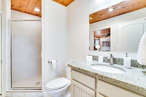 Nebo Home w/ Hot Tub: Wheelchair Accessible