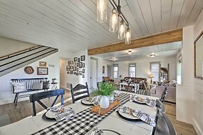 Peaceful Luna Farmhouse With Wraparound Porch!