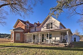 Peaceful Luna Farmhouse With Wraparound Porch!