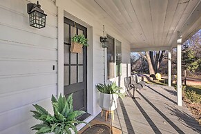 Peaceful Luna Farmhouse With Wraparound Porch!