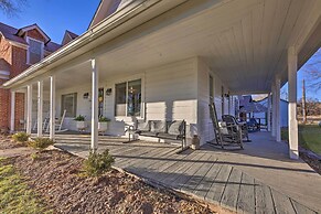 Peaceful Luna Farmhouse With Wraparound Porch!