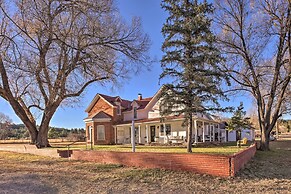 Peaceful Luna Farmhouse With Wraparound Porch!