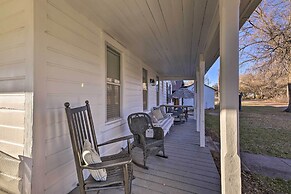 Peaceful Luna Farmhouse With Wraparound Porch!