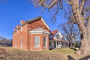 Peaceful Luna Farmhouse With Wraparound Porch!