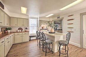 Peaceful Luna Farmhouse With Wraparound Porch!