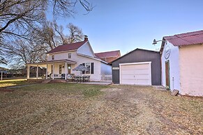 Peaceful Luna Farmhouse With Wraparound Porch!