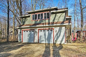 Harbert Cottage w/ Fire Pit: Half Mile to Beach!