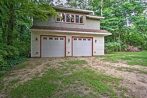 Harbert Cottage w/ Fire Pit: Half Mile to Beach!
