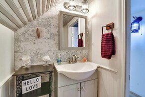 Peaceful + Chic Oasis: Fire Pit, Grill, Yard