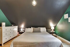 Peaceful + Chic Oasis: Fire Pit, Grill, Yard