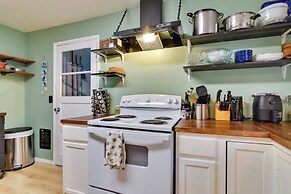 Peaceful + Chic Oasis: Fire Pit, Grill, Yard