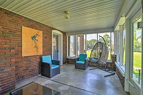 Glasgow Home w/ Porch: Close to Lake & Caves!