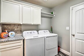 Modern Amarillo House w/ Fire Pit + Hot Tub!